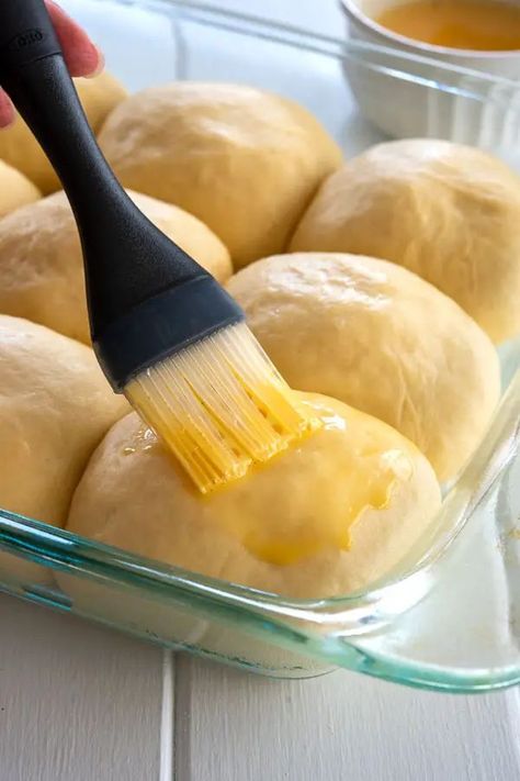 Hawaiian Bread Rolls - these homemade buns are so easy no mixer needed! Enjoy this soft, slightly sweet bread at home! #homemade #easyrecipes Sourdough Bread Rolls, Homemade Hawaiian Rolls, Hawaiian Bread Rolls, Traditional Bread Recipe, Soft Dinner Rolls, Hawaiian Bread, Cinnamon Roll Recipe Homemade, Homemade Buns, Mixer Recipes