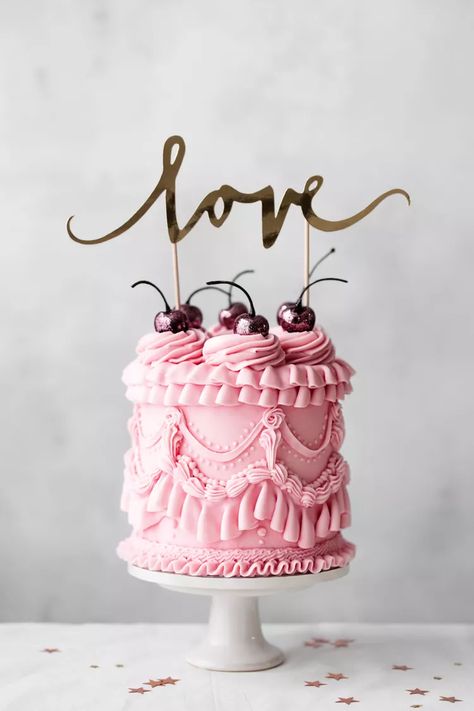 11 Beautiful Wedding Cake Trends to Inspire Your Celebration's Dessert Victorian Cakes, Celebration Desserts, Buttercream Piping, Bolo Vintage, Vintage Birthday Cakes, Cake Stock, Cake Piping, Wedding Cake Alternatives, Wedding Cake Flavors