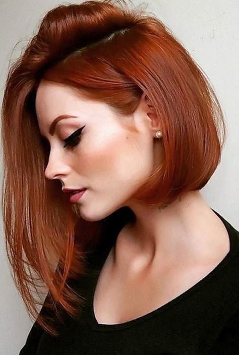 O cabelo curto chegou com tudo em 2019 - o pixie, o long bob, o desfiado... Qual o seu estilo? Veja esses cortes de cabelo para se inspirar já! Via www.achotendencia.com cabelo, curto, 2019, cortes, long bob, pixie cut, assimetrico, ruivo Asymmetrical Haircut, Balayage Blonde, Medium Short Hair, Hair Color Auburn, Short Hair Color, Red Hair Color, Strawberry Blonde, Medium Hair Cuts, Long Bob