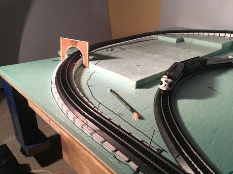 Rick's 4x8 HO layout - Model railroad layouts plansModel railroad layouts plans Slot Car Drag Racing, Ho Train Layouts, Model Train Table, Train Tunnel, Ho Scale Train Layout, N Scale Model Trains, Oo Gauge, Ho Model Trains, Model Railway Track Plans