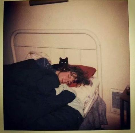 13 Rare Candid Photos Of Kurt Cobain Playing With His Cats - I Can Has Cheezburger? Caroline Dhavernas, Where Did You Sleep Last Night, Curco Vein, Kurt Cobain Photos, Frances Bean Cobain, Donald Cobain, Cats Tumblr, Cage The Elephant, Nirvana Kurt Cobain