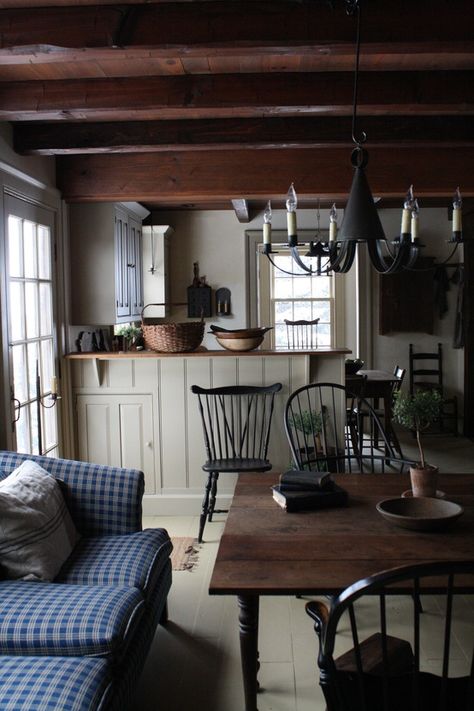 painted country kitchen Colonial Kitchen, Colonial Interior, Modern Country Style, American Farmhouse, Primitive Homes, Home Theaters, Casa Country, English Cottage Style, Casas Coloniales