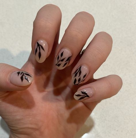 Black Nails With Leaves, Black Leaf Nails, Black Leaves Nails, Leaf Acrylic Nails, Black Almond Nails, Black Stiletto Nails, Cute Nails For Fall, Beige Nails, Punk Nails