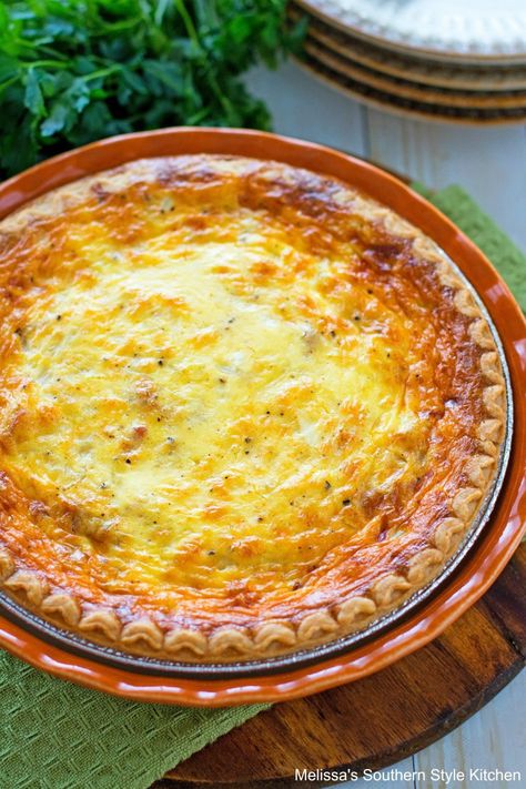 Baked Quiche Lorraine Baked Quiche, Deep Dish Quiche, Best Quiche Recipes, Quiche Lorraine Recipe, Salad For Dinner, Thanksgiving Brunch, Breakfast Quiche Recipes, Quiche Recipes Easy, Bacon Quiche