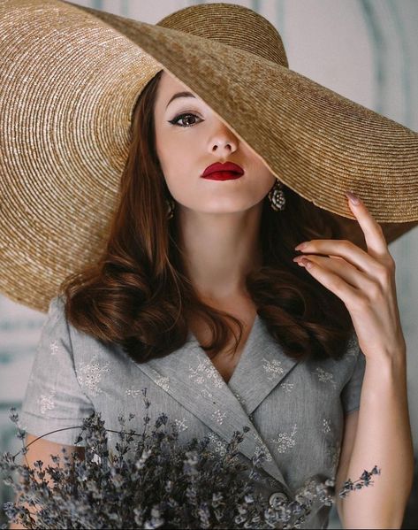 Color Splash Photography, Vintage Photoshoot, Elegant Photo, Photoshoot Themes, Vintage Hat, Moda Vintage, Photography Women, Classy Women, Mode Vintage