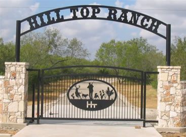 Gate With Last Name, Metal Entry Gates, Ranch Gates Entrance Ideas Metal, Metal Gate Entrance, Farm Entrance Ideas, Ranch Gates Entrance Ideas, Ranch Entrance Gates, Black Fencing, Farm Gates Entrance