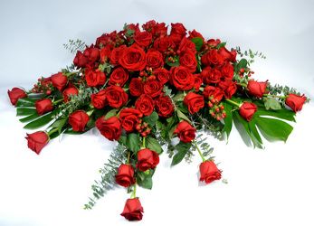 flowers for casket | Red Sincerity Casket Floral from Mockingbird Florist in Dallas, TZ Rose Casket Spray, Casket Spray, Altar Flowers, Casket Sprays, Eternal Rose, Church Flower Arrangements, Flower Room, Sympathy Flowers, Flower Spray