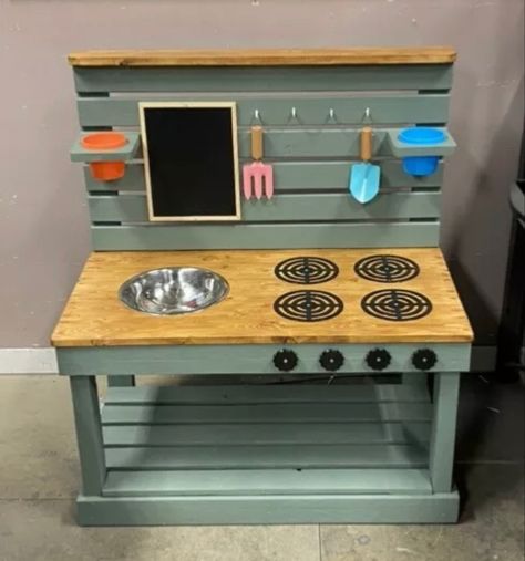 Palette Mud Kitchen Diy, Outdoor Play Kitchen, Mud Kitchen For Kids, Diy Kids Kitchen, Diy Yard Games, Kids Backyard Playground, Diy Kids Furniture, Pallet Kitchen, Diy Mud Kitchen