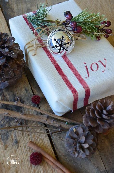 Christmas gift wrap - Make it special by few finishing touches Creative Christmas Gifts, Creative Gift Wrapping, Diy Gift Wrapping, Beautiful Gift Wrapping, Wrapping Ideas, Noel Christmas, Country Christmas, Christmas Gift Wrapping, Christmas Joy