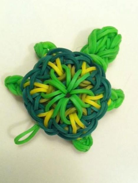 Loom band turtle Loom Band Ideas, Loom Band Animals, Rubber Band Charms, Rainbow Loom Animals, Weaving Bracelets, Loom Bands Designs, Crazy Loom, Loom Bands Tutorial, Loom Band Patterns