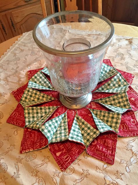 Fabric Candle Ring, Origami Candle Mat, Fabric Candle Holder, Quilted Christmas Gifts, Fabric Candle, Christmas Crafts Sewing, Quilted Candle Mats, Christmas Patchwork, Christmas Sewing Projects