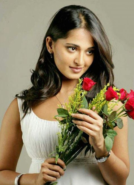 Anushka Shetty Images, Anushka Wallpapers, Anushka Images, Anushka Shetty Saree, Anushka Photos, Anushka Shetty, Dark Brown Hair Color, Love Scenes, Latest Instagram