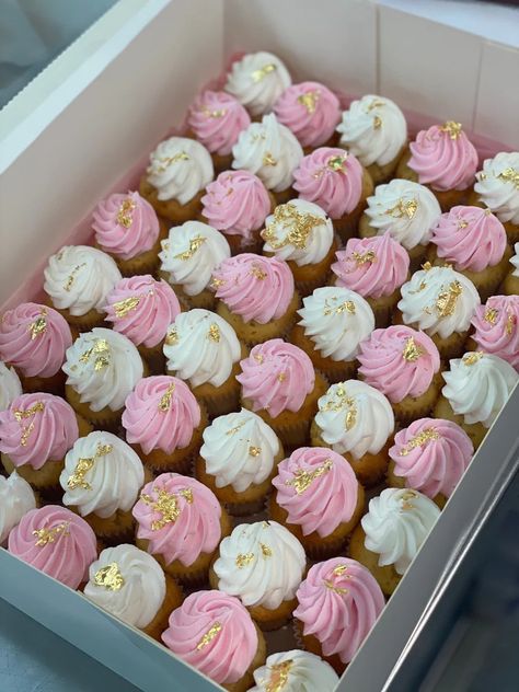 Cupcakes Pink And Gold, Pink And Gold Cupcakes, Sweet 16 Cupcakes, Cupcake Factory, Bow Cupcakes, Cupcakes Pink, Sweet Sixteen Birthday Party Ideas, Gold Cupcakes, Gourmet Cupcakes