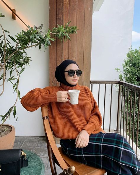 Brick Orange Outfit Hijab, Ootd Knitwear Hijab, Knitwear Outfit Hijab, Knitwear Hijab, Knitwear Ootd, Ootd Knitwear, Kuliah Outfit, Korean Hijab, Hijabi Gowns