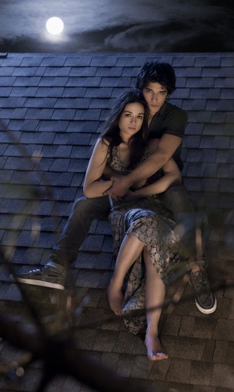 Roof top romance Alisson Teen Wolf, Tyler Posey Teen Wolf, Scott Teen Wolf, Max Carver, Charlie Carver, Scott And Allison, Teen Wolf Scott, Teen Wolf Seasons, Teen Wolf Mtv