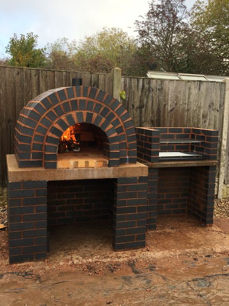 Built in pizza oven and adjourning BBQ Built In Pizza Oven, Outdoor Brick Pizza Oven, Outdoor Fireplace Pizza Oven, Backyard Pizza Oven, Build A Pizza Oven, Pizza Oven Outdoor Kitchen, Oven Diy, Brick Bbq, Diy Pizza Oven