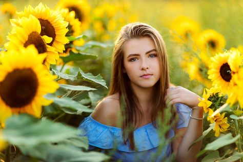 Larissa / Sunflower Shoot / Carnation and Duvall Area Senior Portraits — Ariella Noelle Photography Pictures With Sunflowers, Sunflower Shoot, Sunflower Field Photography, Sunflower Field Pictures, Summer Senior Pictures, Sunflower Photography, Sunflower Photo, Sunflower Pictures, Senior Pictures Poses