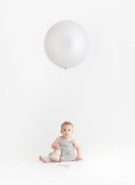 Minimalist First Birthday Photoshoot, 1 Year Milestone Photography, One Year Pictures Boy, 1 Year Photoshoot Boy, Simple Cake Smash Photoshoot, Baby First Birthday Photo Shoot, Photoshoot 1 Year, 1st Photoshoot, Bubble Photo