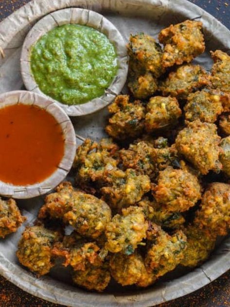 Spinach Pakora Recipe Under 30 Minutes Muthiya Recipe, Pakoda Recipe, Gujarati Snacks, Pakora Recipe, Indian Appetizers, Pakora Recipes, Tamarind Chutney, Tastemade Recipes, Green Chutney