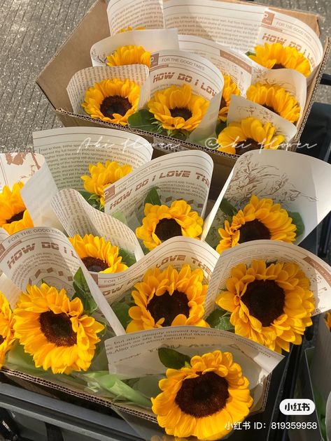 Sunflower Bouquet Gift, Single Flower Bouquet, Diy Bouquet Wrap, Business Printables, Unique Flower Arrangements, Sunflower Bouquet, Different Types Of Flowers, Flower Bouquet Diy, Bouquet Gift