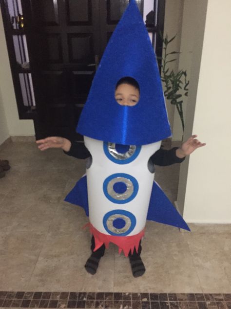 Rocket Ship Costume Diy, Rocket Costume Diy, Rocket Ship Costume, Diy Rocket Ship, Rocket Costume, Cardboard Costume, Diy Rocket, Fancy Dress Outfits, Diy Costume