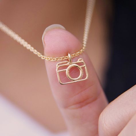 close up bryan anthonys capture life charm 14k gold Camera Necklace, Collect Moments, Bigger Picture, Girly Accessories, Fancy Jewellery, Fantasy Jewelry, Girly Jewelry, Stylish Jewelry, Pretty Jewellery