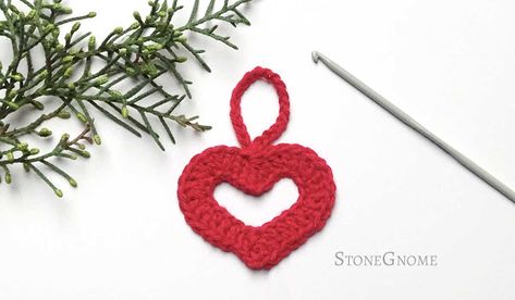 Crochet a little heart with a crocheted string Crochet Christmas Heart, Crochet Heart Pattern Free, Mini Crochet Heart, Crocheted Hearts, Valentine Crochet, Crochet Valentine Patterns, Crochet Valentine, Patterns For Crochet, Crochet Snowflake