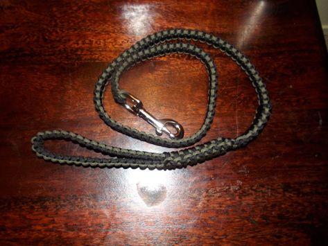 Paracord Dog Leash Tutorial, Diy Dog Leash, Paracord Dog Leash, Paracord Dog Collars, Cairn Terriers, Bracelet Cordon, King Cobra, Paracord Projects, Dog Lead