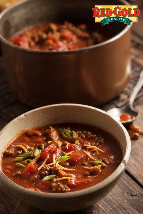 Classic Beef Chili Red Gold Chili Recipe, Basic Chili, Ground Beef Chili, Beef Chili Recipe, Chili Red, Beef Chili, Tailgate Food, Chili Recipe, Fresh Tomatoes