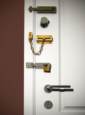 40 Life-Saving Home Security Hacks Front Door Security, Security Gadgets, Burglar Proof, Best Hacks, Doors Ideas, Doors Makeover, Home Security Tips, Apartment Door, Window Security