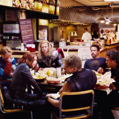 The shwarma scene = PRICELESS Kino Box, Karakter Marvel, Frases Instagram, Pahlawan Marvel, I Love Cinema, Bruce Banner, Clint Barton, Ms Marvel, Jeremy Renner