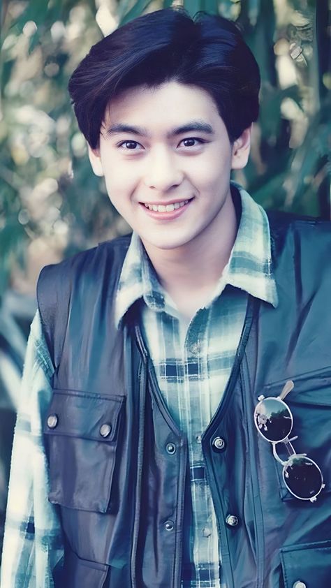 ᴀᴄᴛᴏʀ Jimmy Lin, Chinese Men, 90s Wallpaper, Asian Boy, Chinese Man, Boy Photo, Cartoon Jokes, Beautiful Person, Asian Boys