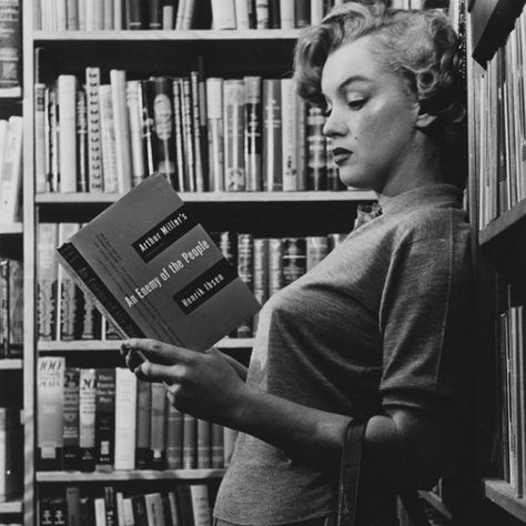 The 430 Books in Marilyn Monroe's Library: How Many Have You Read? | Open Culture Marilyn Monroe Fotos, School Newspaper, Stieg Larsson, I Love Cinema, Marilyn Monroe Photos, Robert Kiyosaki, Norma Jean, Norma Jeane, Woman Reading