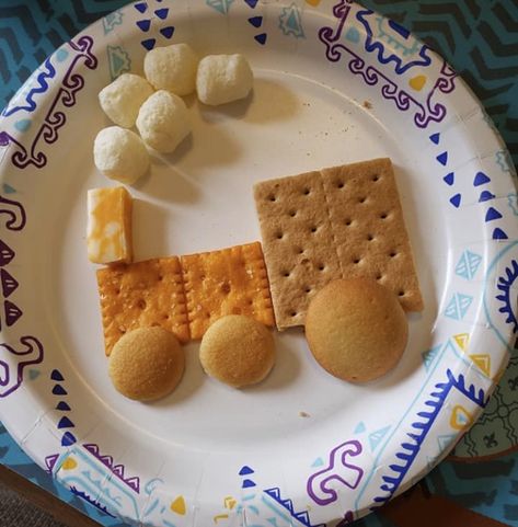 Let's use a 1/2 graham cracker for the front body instead of cheese crackers & candy melts for da wheels. Marshmallows = ? Preschool Cooking, Cracker Candy, Art Activities For Toddlers, Edible Crafts, Preschool Snacks, Travel Snacks, Transportation Theme, Food Projects, Cracker Recipes