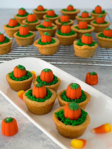 cookie4 Halloween Main Dish, Fun Cookie Recipes, Delicious Halloween Treats, Halloween Food Dinner, Halloween Cookie Recipes, Halloween Food Appetizers, Healthy Halloween Snacks, Halloween Cookies Decorated, Pumpkin Cookie