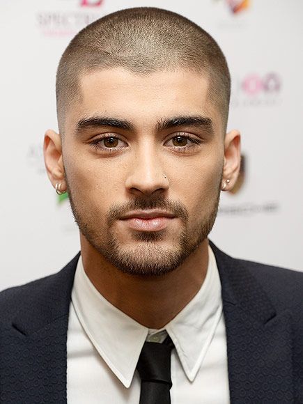 Zayn Malik Makes First Public Appearance Since Leaving One Direction (with a Shaved Head!) http://www.people.com/article/zayn-malik-asian-awards-first-appearance-since-one-direction-split Zayn Malik Bald, Zayn Malik One Direction, One Direction Zayn Malik, Zayn Malik Pics, Shaved Head, Mens Cuts, Zayn Malik, Man Crush, Louis Tomlinson