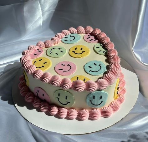 ✨ Happy Face Cake Ideas, Happy Face Birthday Cake, Happy Face Cake, Birthday Desert, 12th Birthday Cake, 14th Birthday Cakes, Food Reference, Face Cake, Brunch Cake