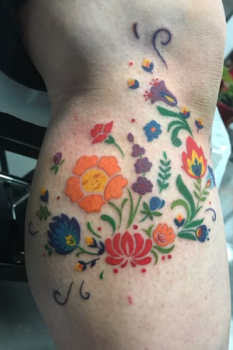 Colorful Back Tattoo, Large Colorful Tattoos, Colorful Hip Tattoos Women, Maximalist Tattoo, Fat Tattoo, Funcy Tattoo Colour, Funky Flower Tattoo, Vibrant Floral Tattoo, Tattoo Samples