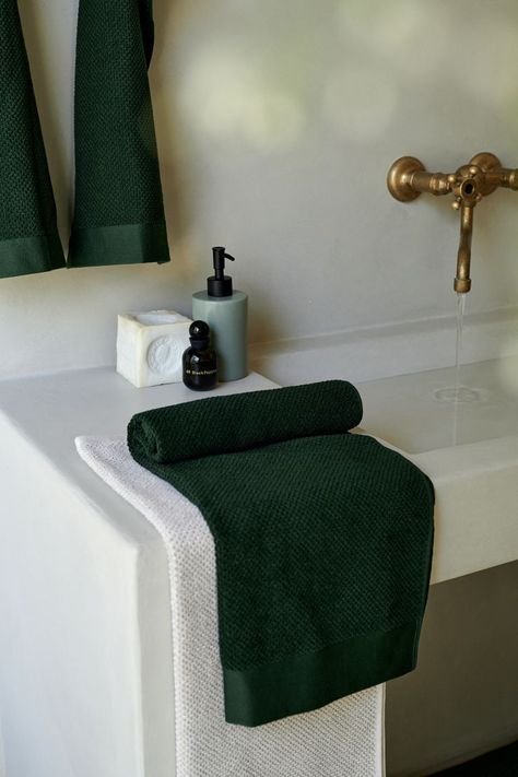 Rainforest Bathroom, Green Bathroom Colors, Green Bathroom Paint, Dark Green Towels, Dark Green Bathrooms, Hoh Rainforest, Green Tile Bathroom, Black White Bathrooms, Green Towels