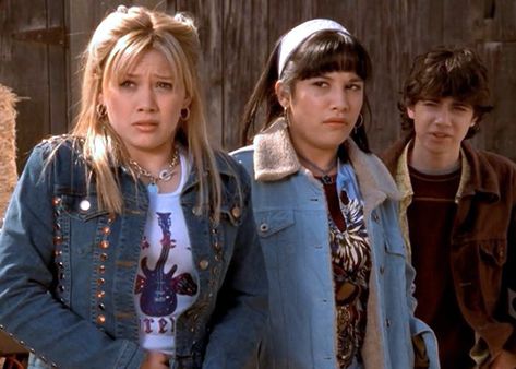 Miranda Lizzie Mcguire, Miranda Sanchez, Lizzie Mcguire Aesthetic, School Status, Hilary Duff Lizzie Mcguire, Modern Outfit Ideas, Middle School Fashion, Aesthetic Nostalgia, Gigi Hadid Street Style