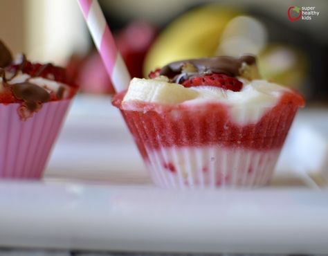 Healthy Banana Split Freezer Bites | Healthy Ideas for Kids Cupcake Bites, Banana Split Bites, Banana Split Bar, Freezer Treats, Banana Split Cupcakes, Healthy Banana Split, Natural Desserts, Mini Freezer, Pudding Pop