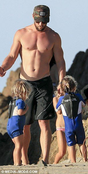 To drop weight, Chris told Men's Health he ate a restricted diet that consisted of barely ... Chris Hemsworth Kids, Hemsworth Family, Chris Hemsworth Shirtless, Christopher Hemsworth, Snowwhite And The Huntsman, Luke Hemsworth, Shirtless Actors, Workout Programs For Women, Hemsworth Brothers