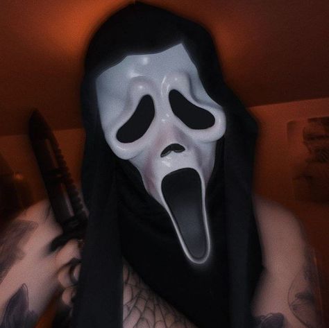 Ghostface Costume, Ghost Face Mask, Scream Mask, Brown Hairstyles, Ghostface Scream, Hair Color Brown, Face Icon, Scream Movie, Ghost Face