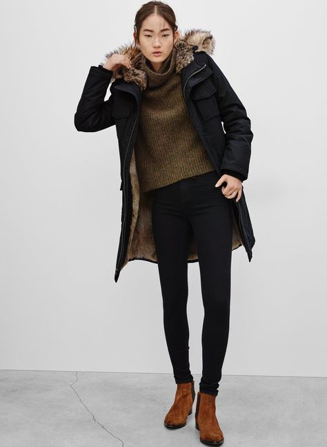 Brown Chelsea Boots Outfit, Dark Brown Chelsea Boots, Winter Jeans Jacket, Winter Outfits Canada, Parka Outfit, Brown Suede Chelsea Boots, Chelsea Boots Outfit, Black Parka, Winter Travel Outfit