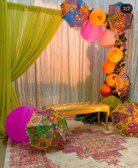 Gaye Holud Decorations At Home, Diy Indian Backdrop Ideas, Gaye Holud Decorations, Mehndi Night Decoration, Dholki Ideas At Home, Dholki Decor Home, Mehndi Function Decoration, Mehndi Decor At Home, Mehndi Decoration Ideas At Home