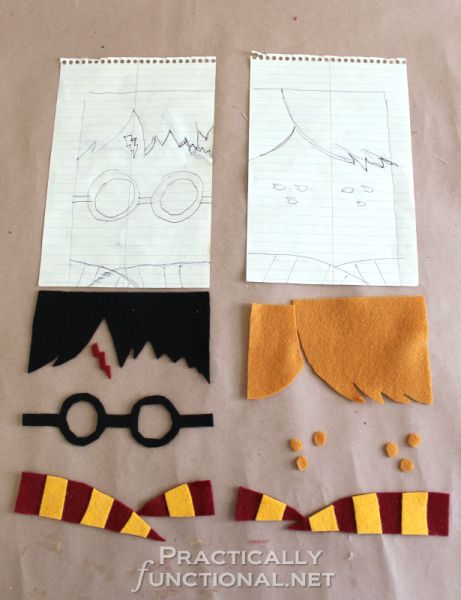 DIY Harry Potter Kindle Cover - Felt embellishments Carte Harry Potter, Harry Potter Felt, Magical Crafts, Diy Backpack Pattern, Harry Potter Christmas Decorations, Pochette Diy, Diy Harry Potter, Pattern Sketch, Anniversaire Harry Potter