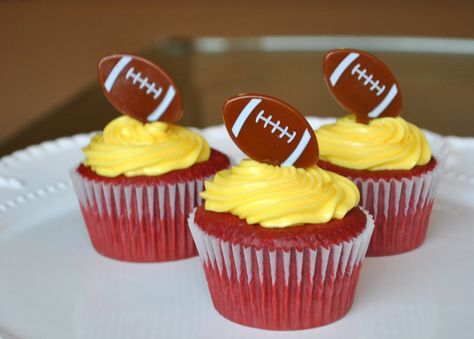 REDSKINS!!! I SHOULD USE THESE COLORS TO MAKE CUPCAKES FOR JOHN... SINCE REDSKINS IS HIS FAVEE! ;) Chiefs Cupcakes, Superbowl Cupcakes, Deco Cupcake, Football Party Food, Washington Commanders, Superbowl Party Food, Velvet Cupcakes, Wedding Vow, Washington Football