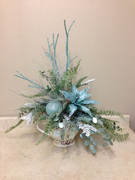 MANUALIDADES Y ARTESANIAS ELIZABETH Floral Arrangement Ideas, Christmas Floral Designs, Xmas Centerpieces, Winter Floral Arrangements, Christmas Florals, Turquoise Christmas, Winter Arrangements, Christmas Centers, Christmas Flower Arrangements