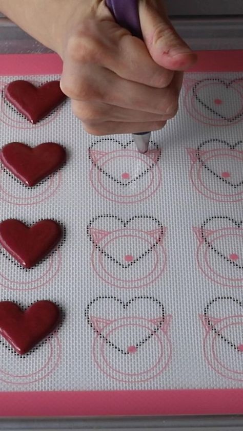 Heart Macarons Recipe, Macaron Design Ideas, Macaroons Decoration, Macaroons Decoration Ideas, Burgundy Food, Macaron Heart, Macaroon Template, Macarons Design, Heart Shaped Macarons