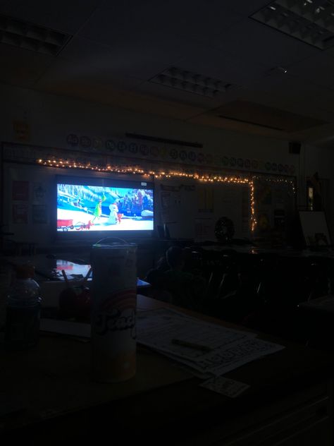 Classroom Movie Time ❤️ Last Day Of School Before Christmas, Last Day Before Christmas Break, Classroom Movie Day, Pajama Day At School, School Traditions, Disney Movies To Watch, Pajama Day, Movie Time, Days Before Christmas